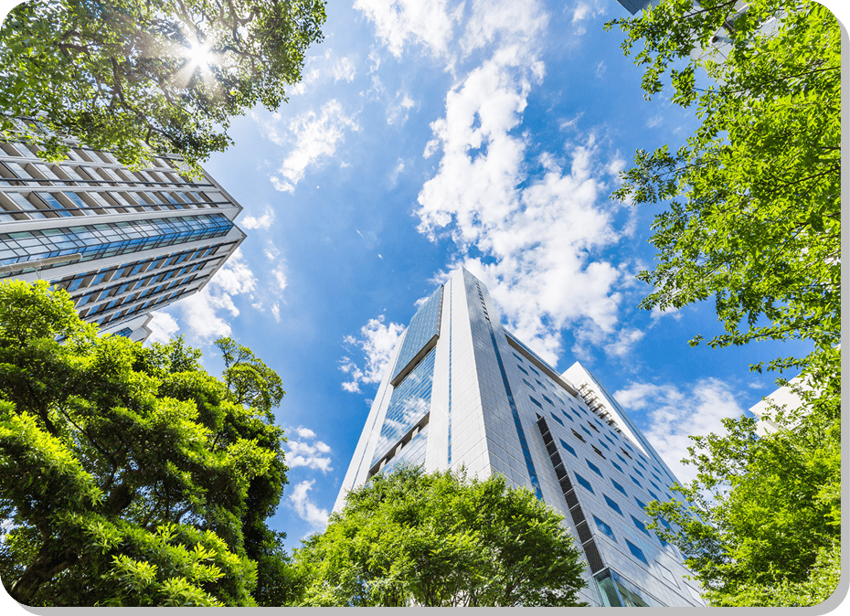 オフィスの会議室で、ホワイトボードを背にノートPCを広げて話し合う5人の男女。リラックスした雰囲気の中で活発にコミュニケーションを取るビジネスチームの様子。